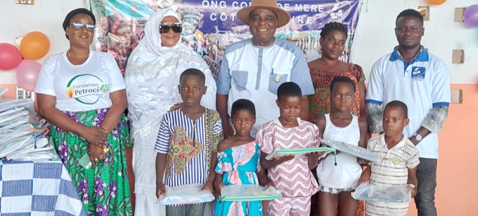 Mme Coulibaly Djénéba épouse Traoré ( en blanc) a reçu le soutien du maire de Dabou Mme Coulibaly Djénéba épouse Traoré ( en blanc) a reçu le soutien du maire de Dabou