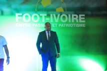 Dr Konadjé met sa plume sur le tapis vert