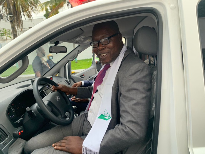 La joie du président de l'Unjci après la réception de l'ambulance La joie du président de l'Unjci après la réception de l'ambulance