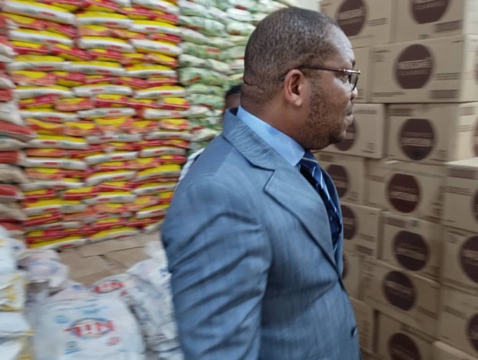 Le directeur régional Bérenger Kponé Dzimaut dans un entrepôt Le directeur régional Bérenger Kponé Dzimaut dans un entrepôt