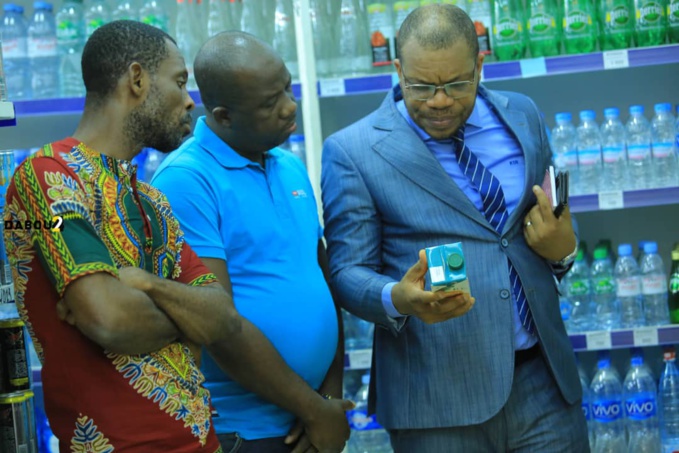 Le DR du commerce ( en costume) en plein contrôle Le DR du commerce ( en costume) en plein contrôle