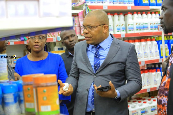 Le directeur régional du commerce Bérenger Kponé dans les rayons Le directeur régional du commerce Bérenger Kponé dans les rayons