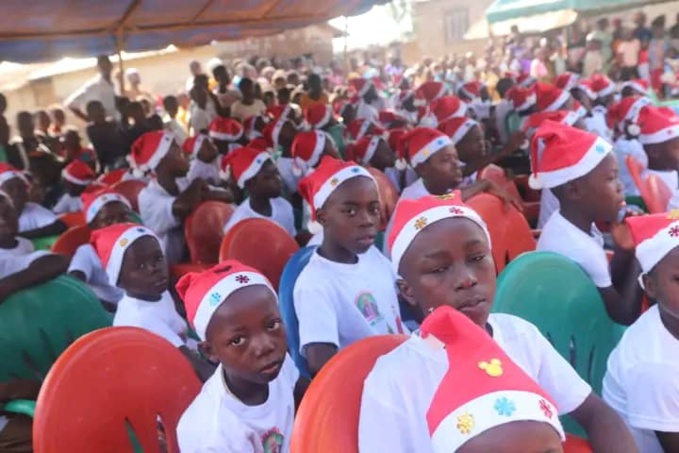 Biankouma/ Le secrétaire départemental du Rhdp offre un arbre de Noël à 13 villages Biankouma/ Le secrétaire départemental du Rhdp offre un arbre de Noël à 13 villages