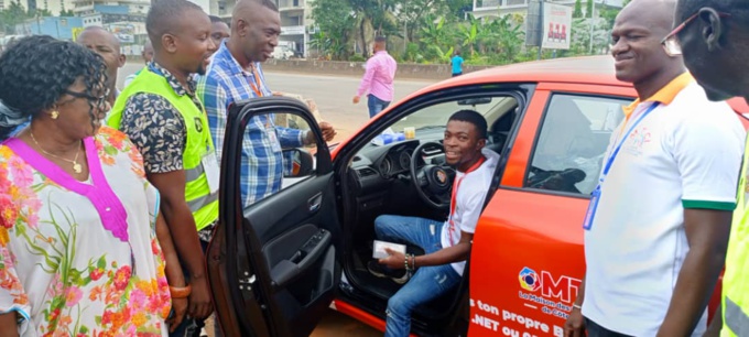 Sylla Lanciné, heureux au volant de son véhicule Sylla Lanciné, heureux au volant de son véhicule