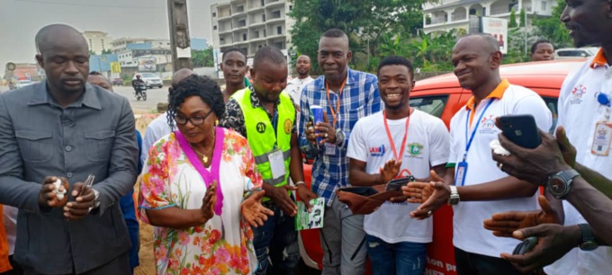 Transport/ Soumahoro Mamadou et la Mtci font rêver les transporteurs/ 33 véhicules remis aux conducteurs, 40 autres annoncés. Transport/ Soumahoro Mamadou et la Mtci font rêver les transporteurs/ 33 véhicules remis aux conducteurs, 40 autres annoncés.