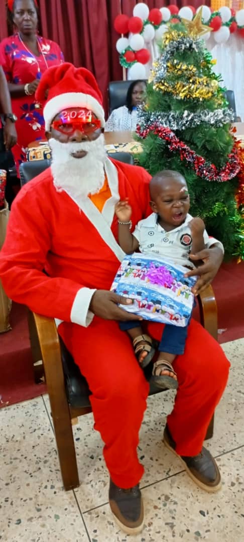 Dabou/ Les agents de Radio Léboutou offrent un arbre de Noël aux enfants des auditeurs. Dabou/ Les agents de Radio Léboutou offrent un arbre de Noël aux enfants des auditeurs.