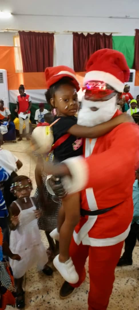 Dabou/ Les agents de Radio Léboutou offrent un arbre de Noël aux enfants des auditeurs.