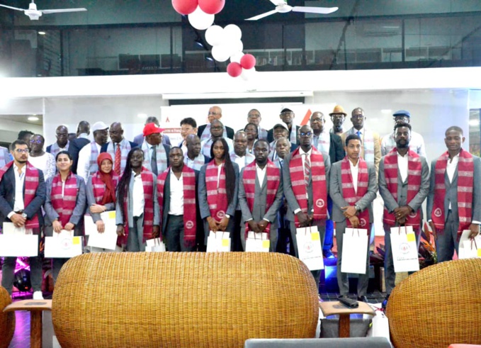 Les 11 diplômés  de masters 2 ont posé avec les éminents membres du jury