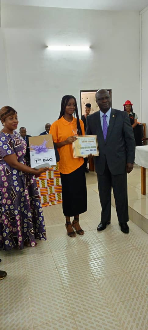 Le ministre Essis Emmanuel a institué le prix d'excellence dans la région des Grands Ponts Le ministre Essis Emmanuel a institué le prix d'excellence dans la région des Grands Ponts