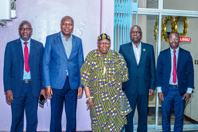 Le ministre Mabri Toikeuse chez le roi de Grand Bassam/ Ce qu'ils se sont dit. Le ministre Mabri Toikeuse chez le roi de Grand Bassam/ Ce qu'ils se sont dit.