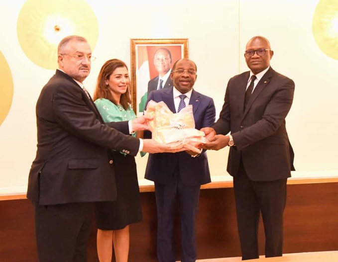 Can23/Le premier ministre Beugré Mambé reçoit le soutien d'une grande société Can23/Le premier ministre Beugré Mambé reçoit le soutien d'une grande société