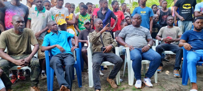 Tékry Herrmann Loïc, président des jeunes d'Akrou en pleine explication Tékry Herrmann Loïc, président des jeunes d'Akrou en pleine explication