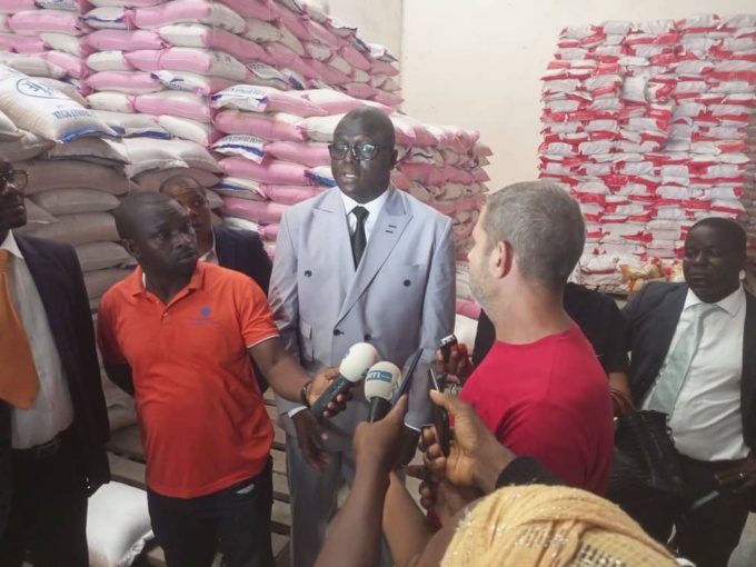 Le directeur régional du commerce a réussi les populations Le directeur régional du commerce a réussi les populations