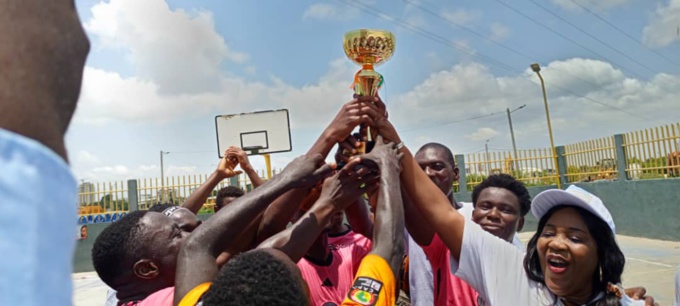 Travaux de l'échangeur Akwaba de Port -Bouët/ L'Ong Ipsdh sensibilise travailleurs et riverains sur la sécurité routière, les Vbg et VIH-sida par le sport. Travaux de l'échangeur Akwaba de Port -Bouët/ L'Ong Ipsdh sensibilise travailleurs et riverains sur la sécurité routière, les Vbg et VIH-sida par le sport.