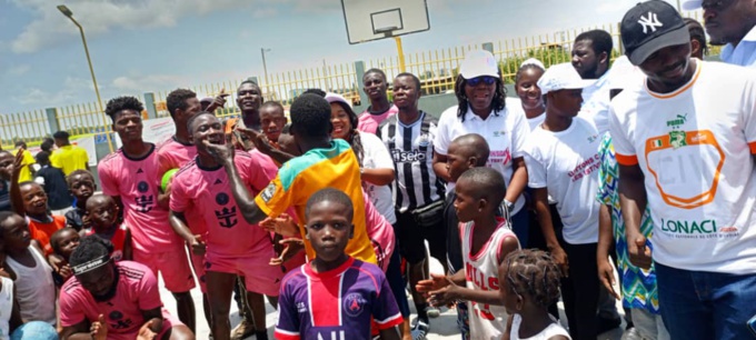 Travaux de l'échangeur Akwaba de Port -Bouët/ L'Ong Ipsdh sensibilise travailleurs et riverains sur la sécurité routière, les Vbg et VIH-sida par le sport. Travaux de l'échangeur Akwaba de Port -Bouët/ L'Ong Ipsdh sensibilise travailleurs et riverains sur la sécurité routière, les Vbg et VIH-sida par le sport.