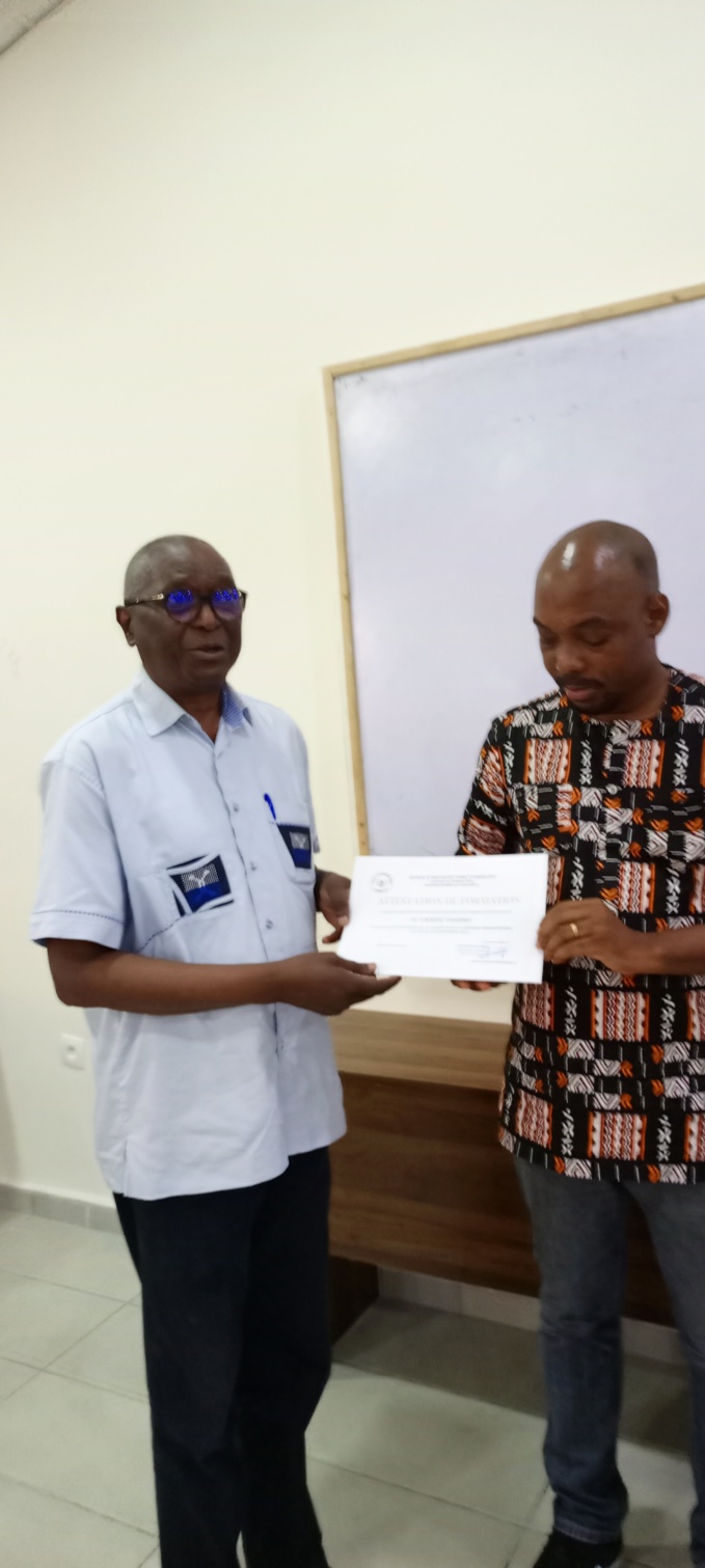 Le Pca de l'Eaa, M. Amon Joseph remettant son diplôme à un impétrant Le Pca de l'Eaa, M. Amon Joseph remettant son diplôme à un impétrant