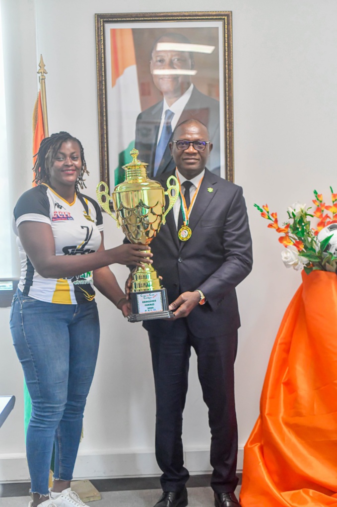 Le ministre délégué des sports et du cadre de vie Metch Adjé Silas et la capitaine de l'Asec Le ministre délégué des sports et du cadre de vie Metch Adjé Silas et la capitaine de l'Asec