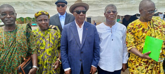 Photo de famille avec les chefs et le DG de Sgir, Oda Édouard