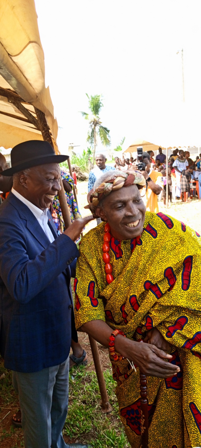 Le ministre gouverneur a retrouvé son ami d'école, chef de terre à Abraco Le ministre gouverneur a retrouvé son ami d'école, chef de terre à Abraco