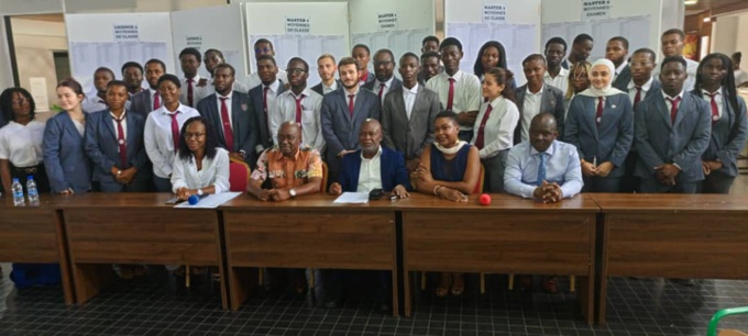 Les étudiants en L2 de l'Eaa autour du directeur général et des encadreurs Les étudiants en L2 de l'Eaa autour du directeur général et des encadreurs