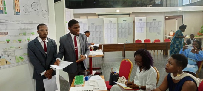 Un groupe d'étudiants en pleine démonstration Un groupe d'étudiants en pleine démonstration