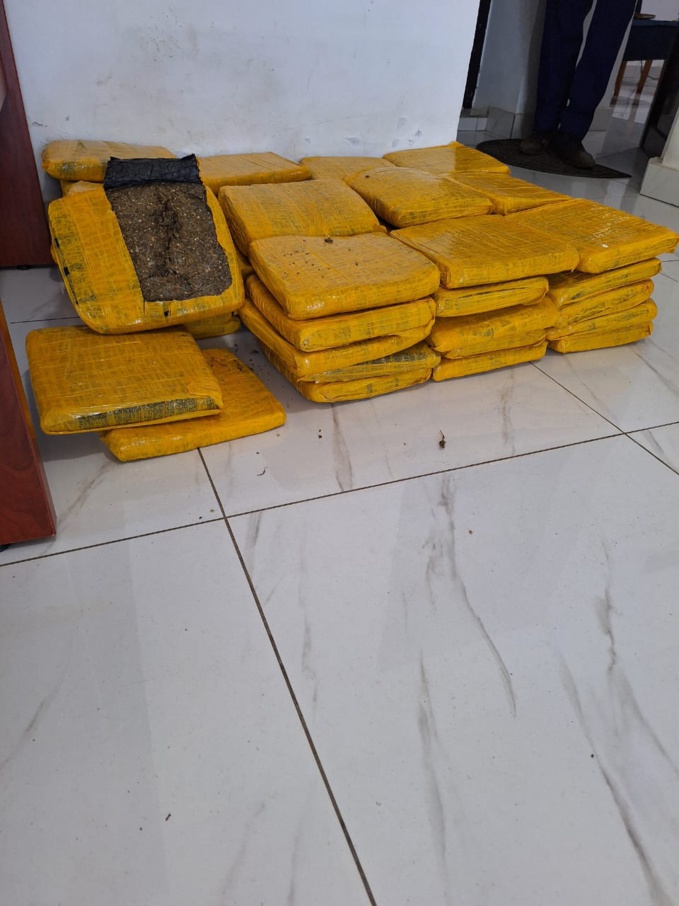 Incroyable/ Une importante quantité de drogue saisie dans le canal d'Assinie Incroyable/ Une importante quantité de drogue saisie dans le canal d'Assinie