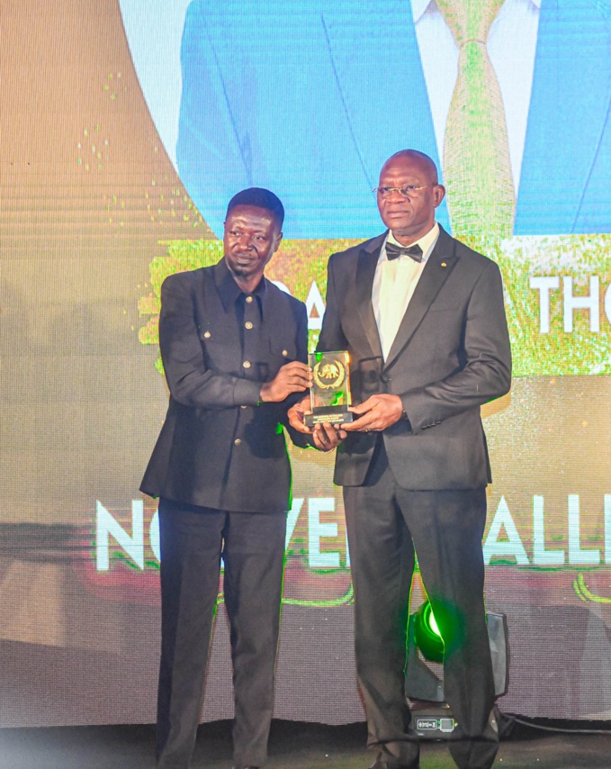 25 ème édition de la nuit des Ebony/Le meilleur journaliste sportif  honoré par le minstre Metch Silas 25 ème édition de la nuit des Ebony/Le meilleur journaliste sportif  honoré par le minstre Metch Silas