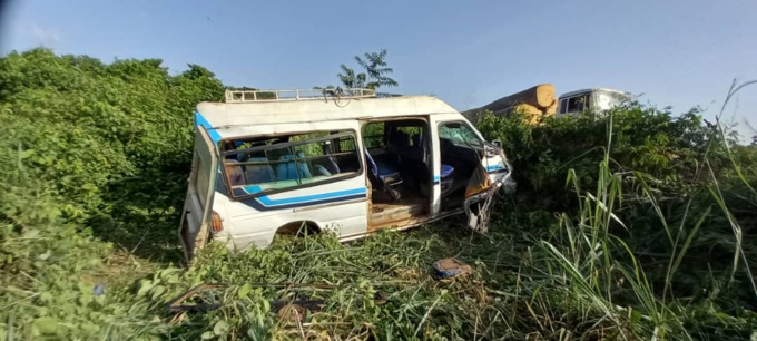 Le minicar s'est retrouvé dans les broussailles