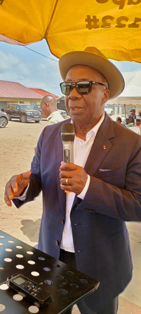 Le ministre gouverneur Essoh Lohoues Vincent a présenté le projet d'Adoukro, ville nouvelle au Premier ministre Beugré Mambé Le ministre gouverneur Essoh Lohoues Vincent a présenté le projet d'Adoukro, ville nouvelle au Premier ministre Beugré Mambé