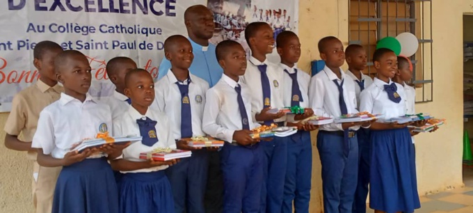 Journée de l'excellence au collège catholique de Daoukro/ Plusieurs élèves recompensés Journée de l'excellence au collège catholique de Daoukro/ Plusieurs élèves recompensés