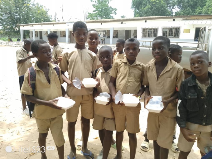 La joie des candidats de bénéficier d'un repas La joie des candidats de bénéficier d'un repas