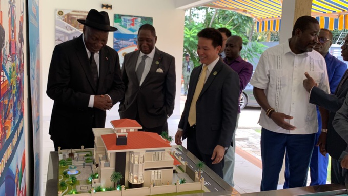 Le ministre gouverneur, M. Vincent Essoh Lohoues s'est imprégné de la maquette de Fortune group Le ministre gouverneur, M. Vincent Essoh Lohoues s'est imprégné de la maquette de Fortune group