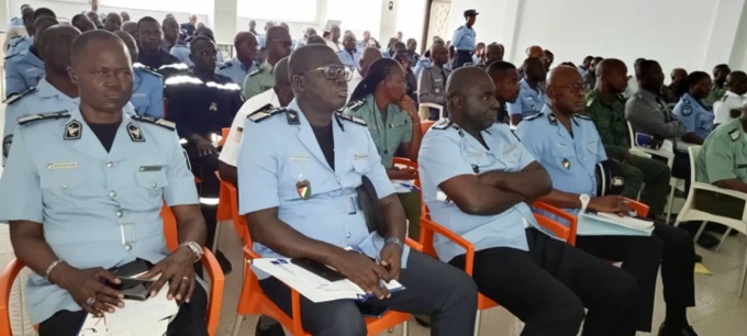 Les auditeurs ont suivi toutes les intervenants avec attention Les auditeurs ont suivi toutes les intervenants avec attention