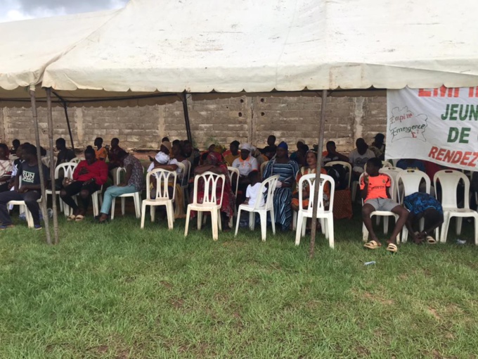 La cérémonie n'aurait pas connu une véritable affluence La cérémonie n'aurait pas connu une véritable affluence