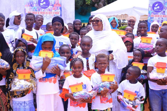 Mme Coulibaly Djénéba Mafitini de l'Ong Coeur de mère avec les orphelinsl'Ong Mme Coulibaly Djénéba Mafitini de l'Ong Coeur de mère avec les orphelinsl'Ong