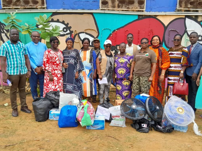 Une vue des dons constitués de vivres, de non vivres et d'articles électroménagers Une vue des dons constitués de vivres, de non vivres et d'articles électroménagers