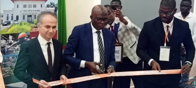 La coupure du ruban pour le lancement de la 6 ème édition du Sibat La coupure du ruban pour le lancement de la 6 ème édition du Sibat