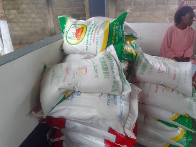 Bangolo/ Après une violente tornade/ Plusieurs tonnes de ciment, des tôles et des vivres aux sinistrés Bangolo/ Après une violente tornade/ Plusieurs tonnes de ciment, des tôles et des vivres aux sinistrés