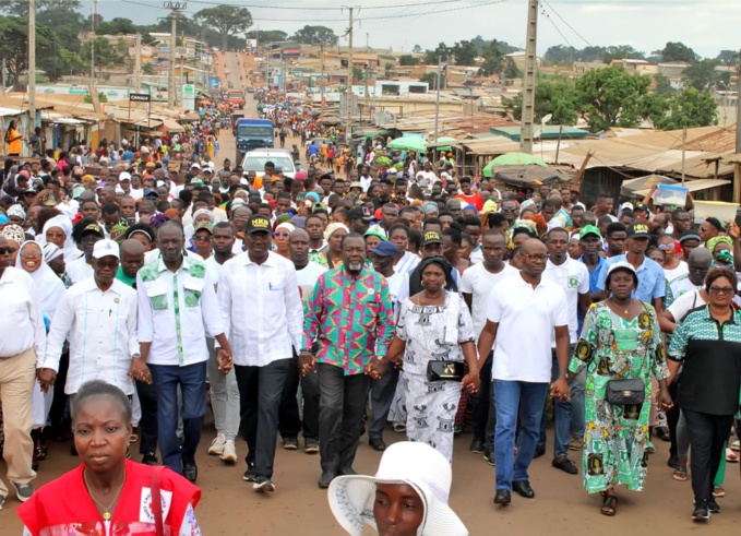 Une longue procession a marqué l'An1 de la mort de Bédié à Daoukro Une longue procession a marqué l'An1 de la mort de Bédié à Daoukro