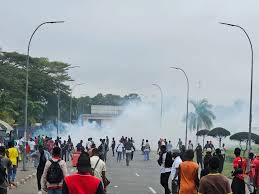 La Fesci paralyse l'université FHB/ Les raisons de leur colère. La police charge. La Fesci paralyse l'université FHB/ Les raisons de leur colère. La police charge.