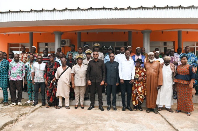 Après le tragique accident de Béoumi/ Le ministre Jacques Assahoré pleure avec les familles des victimes Après le tragique accident de Béoumi/ Le ministre Jacques Assahoré pleure avec les familles des victimes