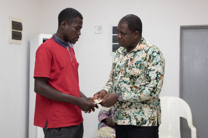 Après le tragique accident de Béoumi/ Le ministre Jacques Assahoré pleure avec les familles des victimes Après le tragique accident de Béoumi/ Le ministre Jacques Assahoré pleure avec les familles des victimes