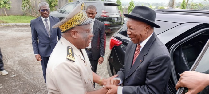 Le ministre gouverneur Vincent Lohoues Essoh saluant le préfet d'Alépé Le ministre gouverneur Vincent Lohoues Essoh saluant le préfet d'Alépé
