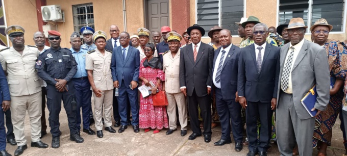 Alépé/ Les populations expriment de brûlantes préoccupations/ Le ministre gouverneur rassure. Alépé/ Les populations expriment de brûlantes préoccupations/ Le ministre gouverneur rassure.