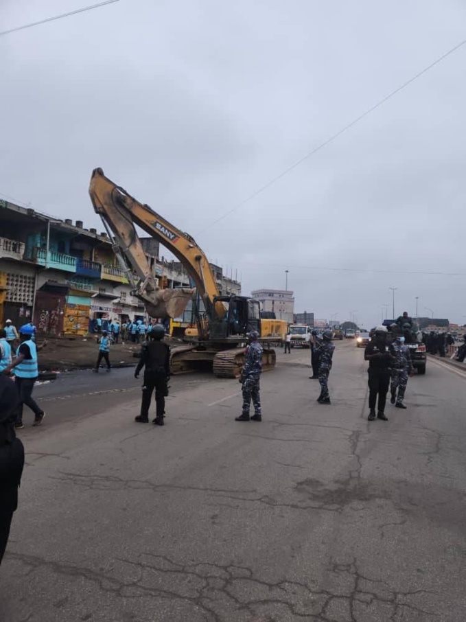 Déguerpissement de la casse d'Abobo Anador/ Le périmètre bouclé par les forces de l'ordre. La circulation fermée. Déguerpissement de la casse d'Abobo Anador/ Le périmètre bouclé par les forces de l'ordre. La circulation fermée.
