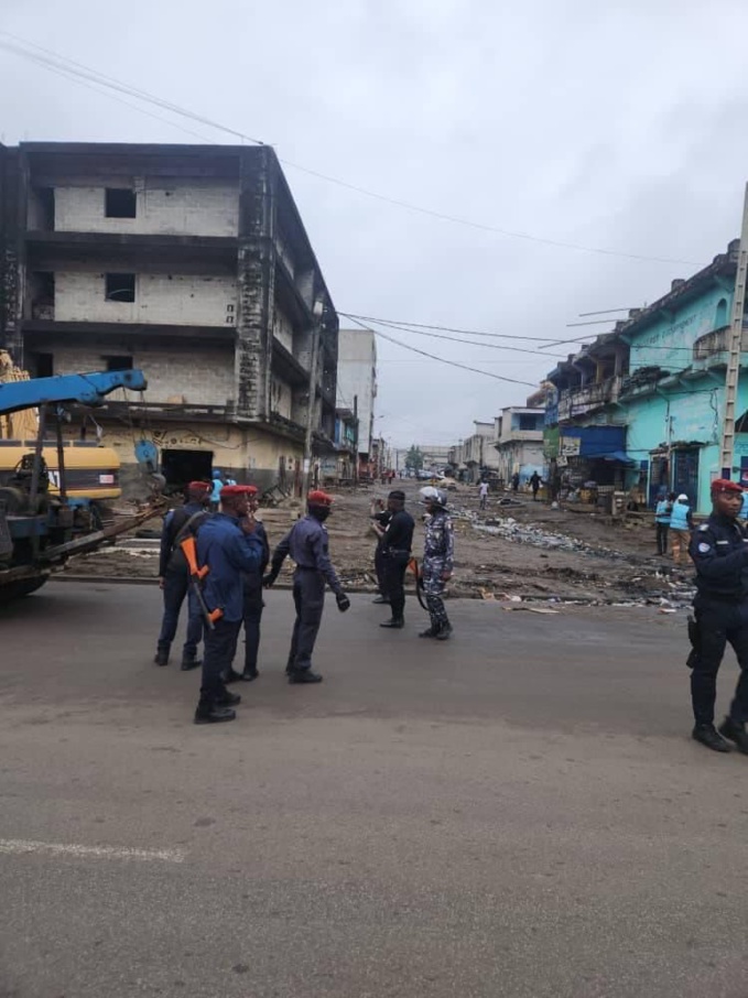 Déguerpissement de la casse d'Abobo Anador/ Le périmètre bouclé par les forces de l'ordre. La circulation fermée. Déguerpissement de la casse d'Abobo Anador/ Le périmètre bouclé par les forces de l'ordre. La circulation fermée.
