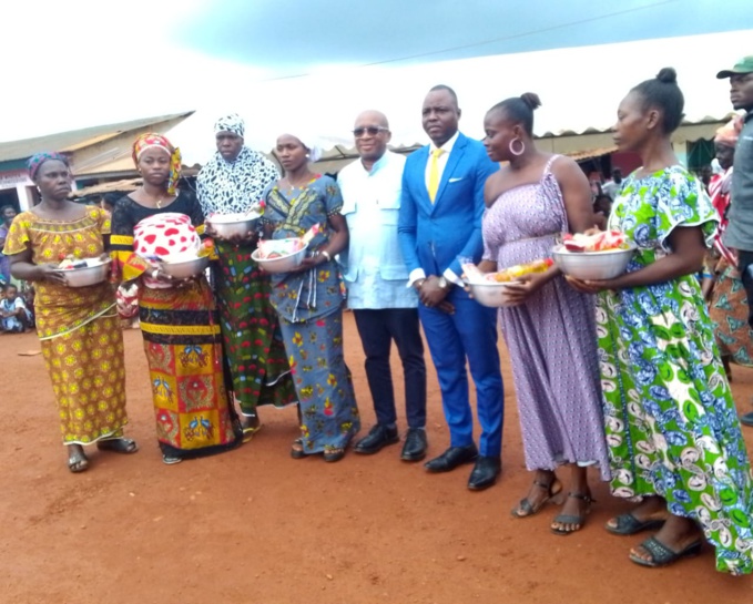 Alépé/ Un député réhabilite l'école primaire et fait des dons aux femmes d'Aboisso-Comé. Alépé/ Un député réhabilite l'école primaire et fait des dons aux femmes d'Aboisso-Comé.