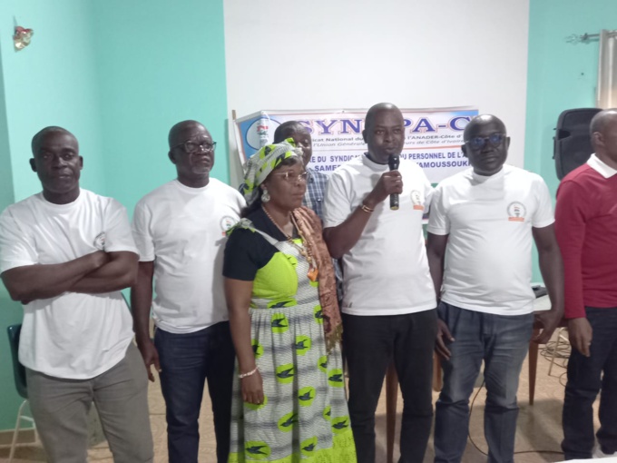 Yoboué Loukou Evariste ( micro en main) est le nouveau secrétaire général du Synapaci Yoboué Loukou Evariste ( micro en main) est le nouveau secrétaire général du Synapaci