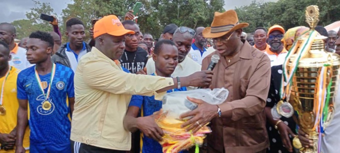 Grand-Lahou/ Coupe Alassane Ouattara/ Un village empoche 1 million de F/ Le message du ministre Metch Silas à la jeunesse. Grand-Lahou/ Coupe Alassane Ouattara/ Un village empoche 1 million de F/ Le message du ministre Metch Silas à la jeunesse.