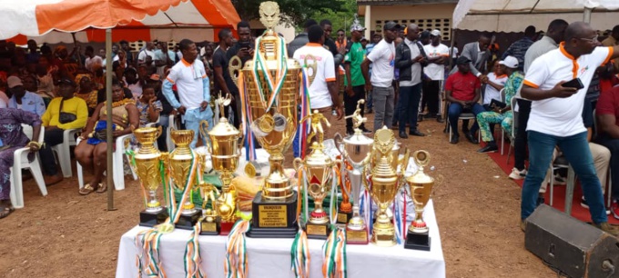 Grand-Lahou/ Coupe Alassane Ouattara/ Un village empoche 1 million de F/ Le message du ministre Metch Silas à la jeunesse. Grand-Lahou/ Coupe Alassane Ouattara/ Un village empoche 1 million de F/ Le message du ministre Metch Silas à la jeunesse.